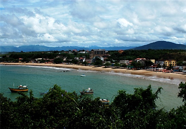 Praia de Ubu: praia tranquila e charmosa em Anchieta