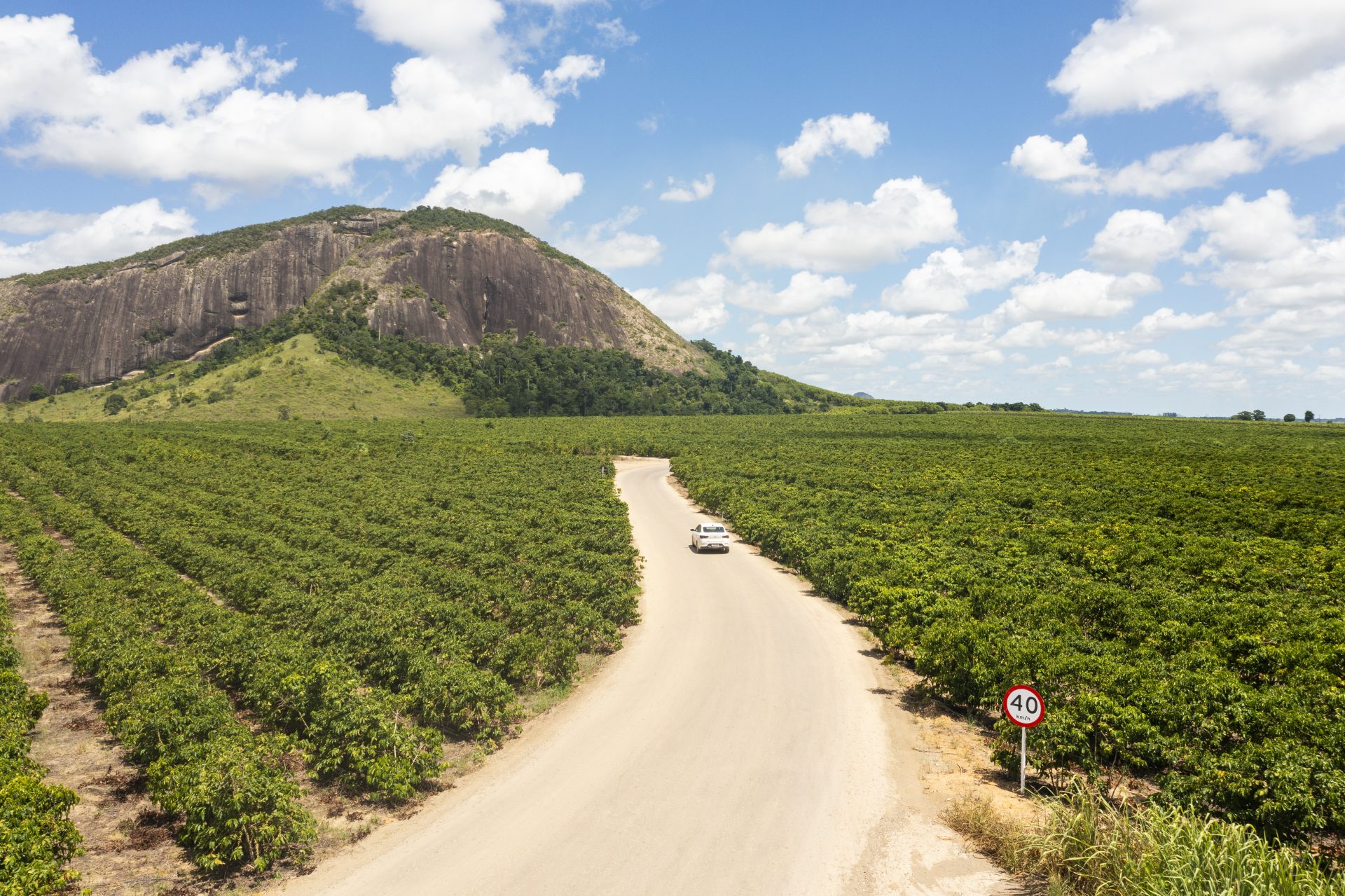 strada rural com revestimento em Revsol facilita o tráfego e ajuda a reduzir impactos ao meio ambiente.