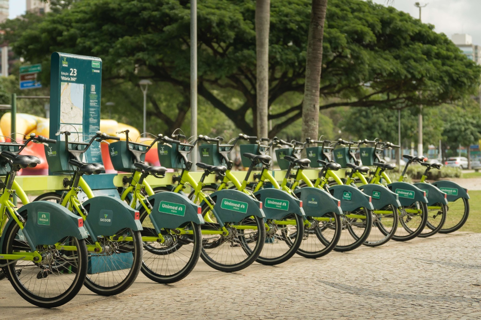 Bicicletas compartilhadas ganham espaço na Grande Vitória e reforçam a sustentabilidade como alternativa real de mobilidade urbana.