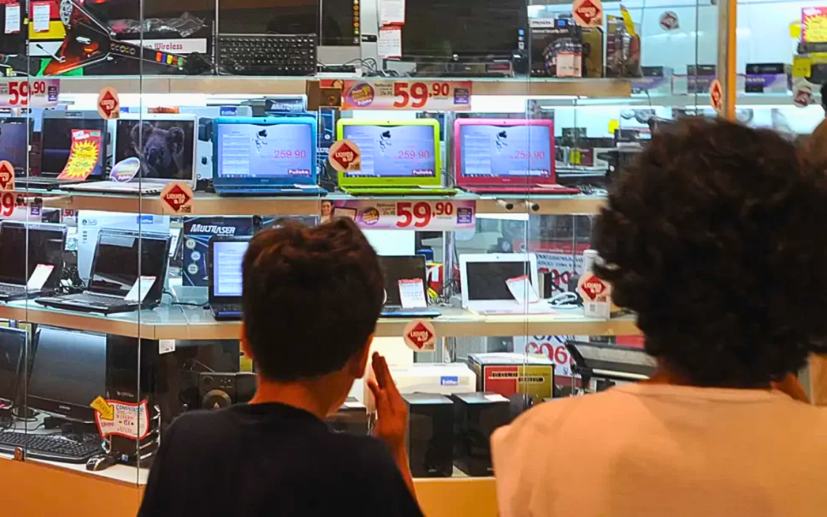 As vendas de produtos de informática e papelaria se destacaram em novembro de 2025. Foto: Agência Brasil