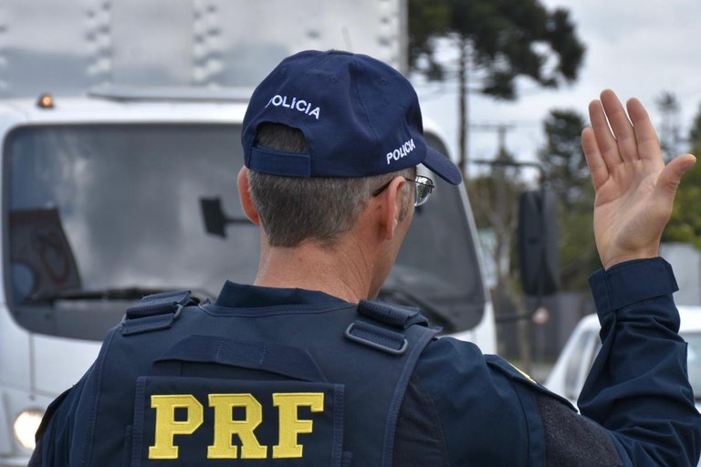 PRF encerra Operação Ano Novo com fiscalização reforçada e ações de prevenção a acidentes nas rodovias federais, com foco em alcoolemia e condutas de risco. Foto: PRF