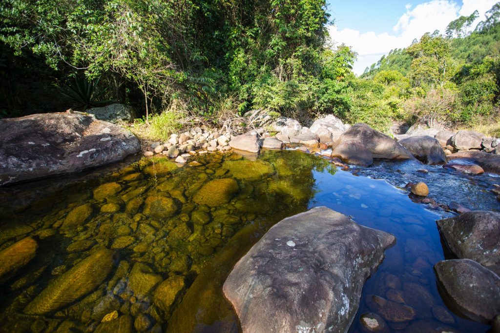 Conheça as piscinas naturais de Pedra Roxa