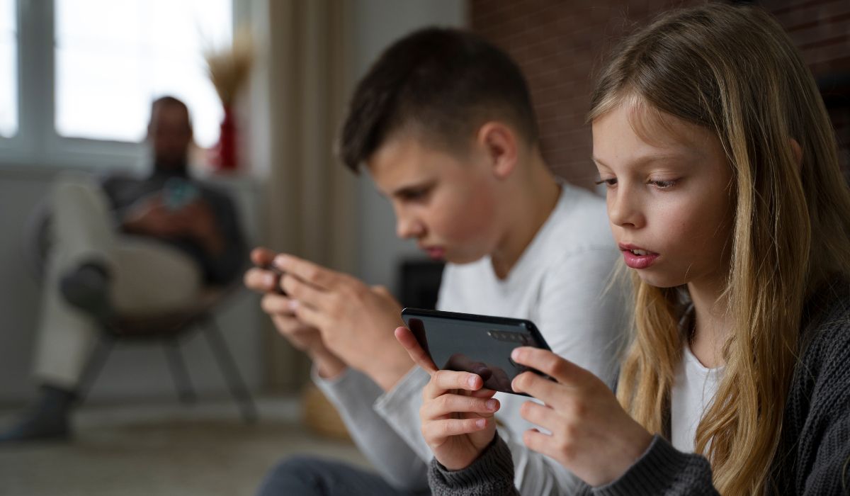A partir de 17 de março, começa a fiscalização da Lei nº 15.211/2025, que atualiza o Estatuto da Criança e do Adolescente para o ambiente online. Foto: Freepik
