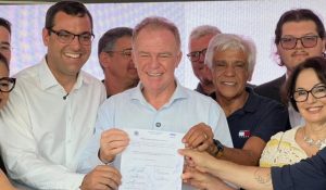 O governador Renato Casagrande assinou, na última quinta-feira (15), a Ordem de Serviço para a segunda fase das obras do Hospital do Câncer de Cachoeiro de Itapemirim (Unacon). Foto: Rayron Rickson/Governo-ES
