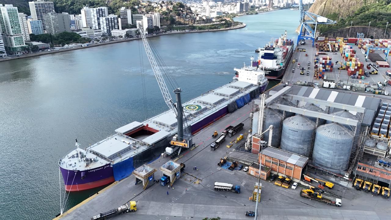 Navios maiores passam a integrar a rotina dos portos capixabas, que entram na rota dos supernavios e ampliam sua competitividade no comércio exterior. Foto: Divulgação