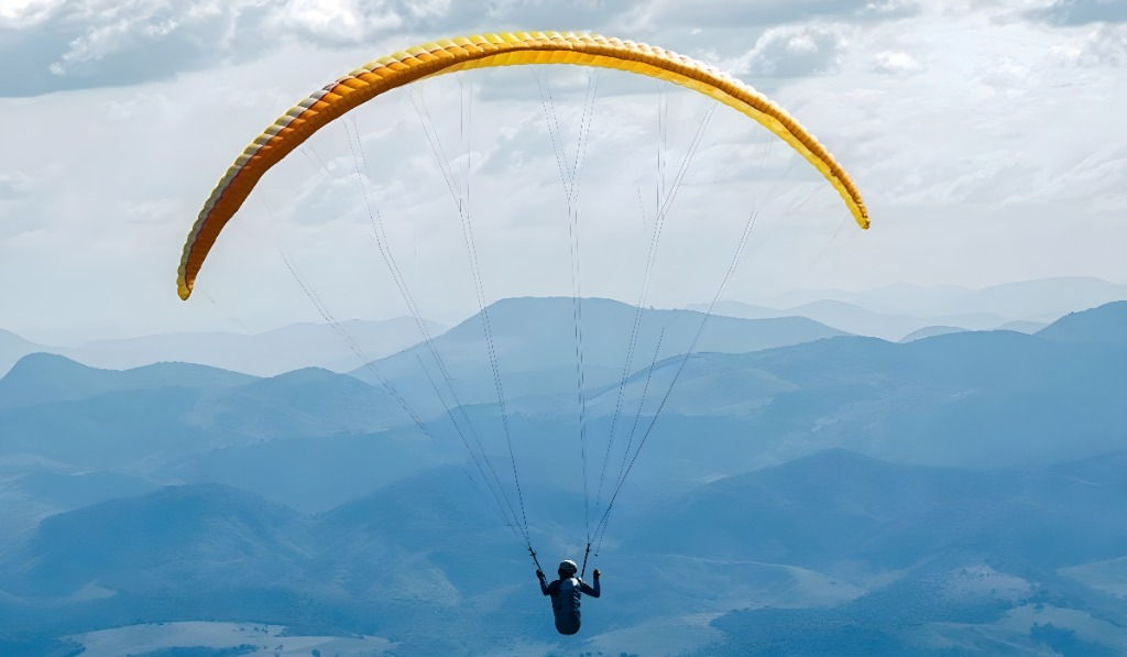 Considerada a maior competição de Hike and Fly das Américas, a prova combina caminhada em montanhas e voo de parapente, desafiando atletas a percorrer o Espírito Santo de norte a sul. Foto: Arthur Oliveira