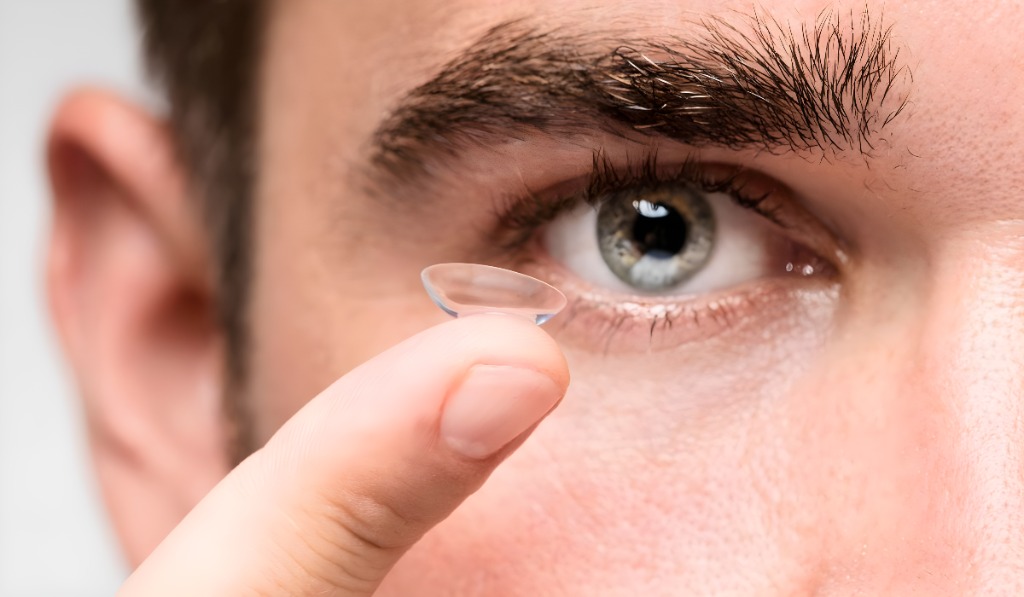 A médica oftalmologista Olívia Maria Resende P. Alves, especialista em catarata e transplante de córnea, alerta que um dos maiores riscos é o uso incorreto de lentes de contato. Foto: Freepik