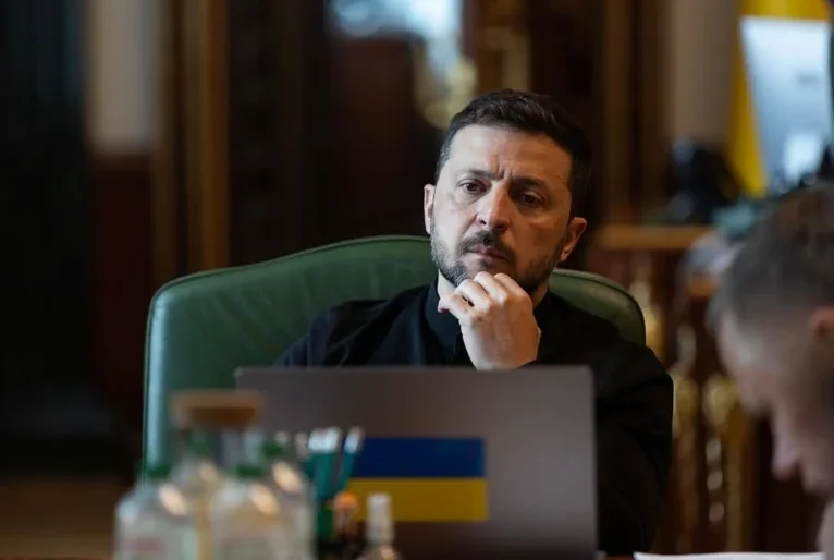 Presidente da Ucrânia, Zelenski, discute adesão da Ucrânia à UE em 2027.