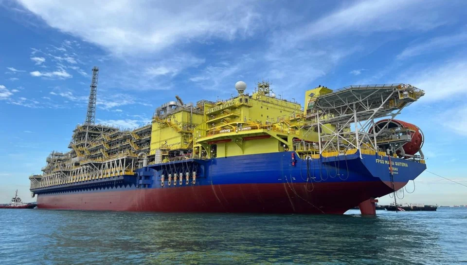 Petróleo WTI e Brent apresentam alta com riscos geopolíticos e tempestade nos EUA.