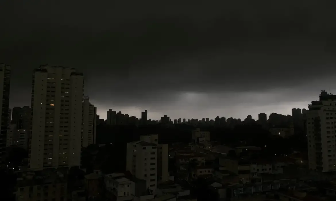 Ciclone se forma no Sudeste, prevendo chuvas acima de 100 milímetros em algumas áreas.
