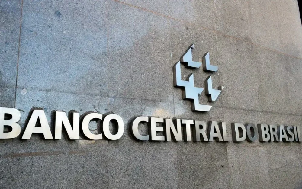 Dados mostram aumento do endividamento das famílias brasileiras com o sistema financeiro.
