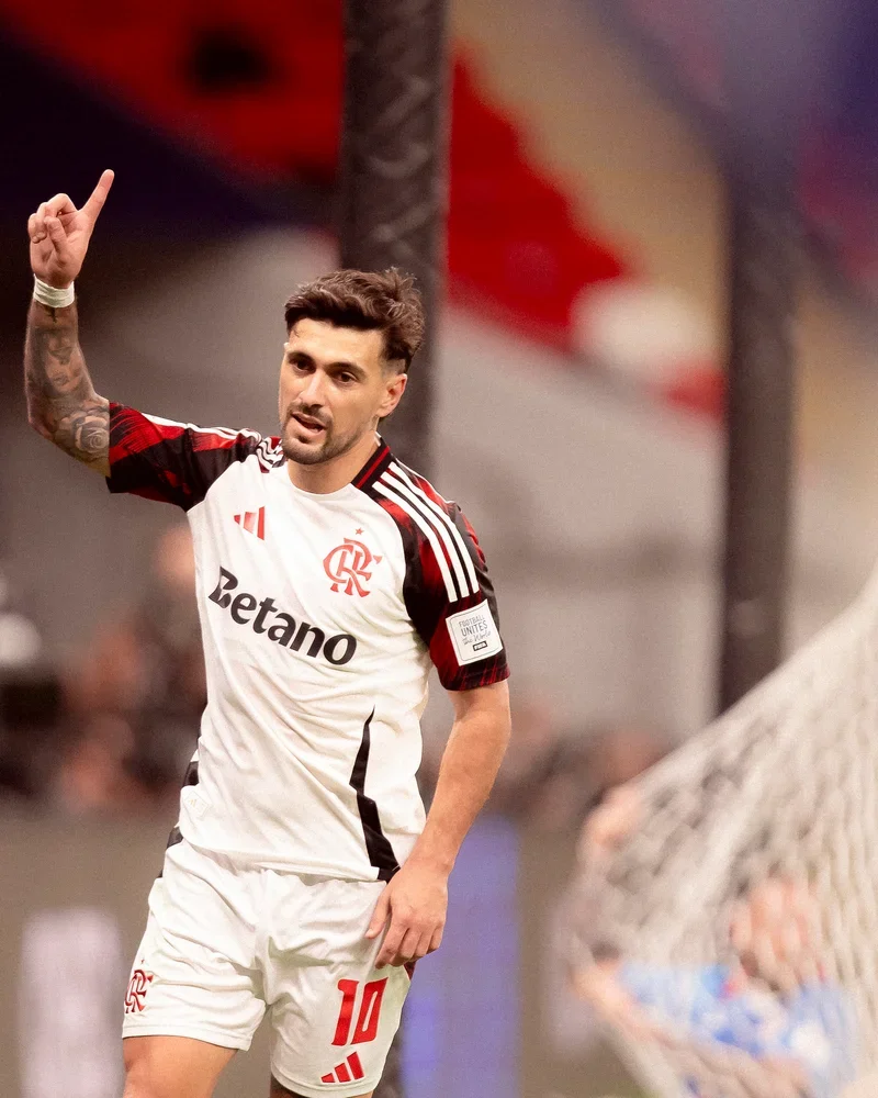 Arrascaeta discute lance polêmico de pênalti em jogo entre Flamengo e São Paulo