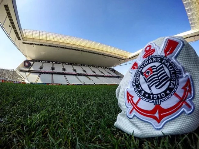 Andrés Sanchez enfrenta expulsão do Corinthians por uso indevido de cartão corporativo.