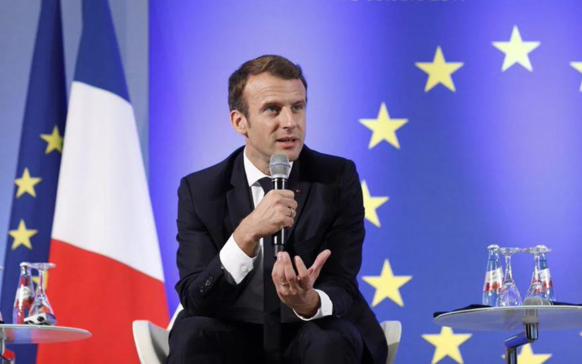 Emmanuel Macron discursa sobre tarifas dos EUA e a necessidade de retaliação comercial.