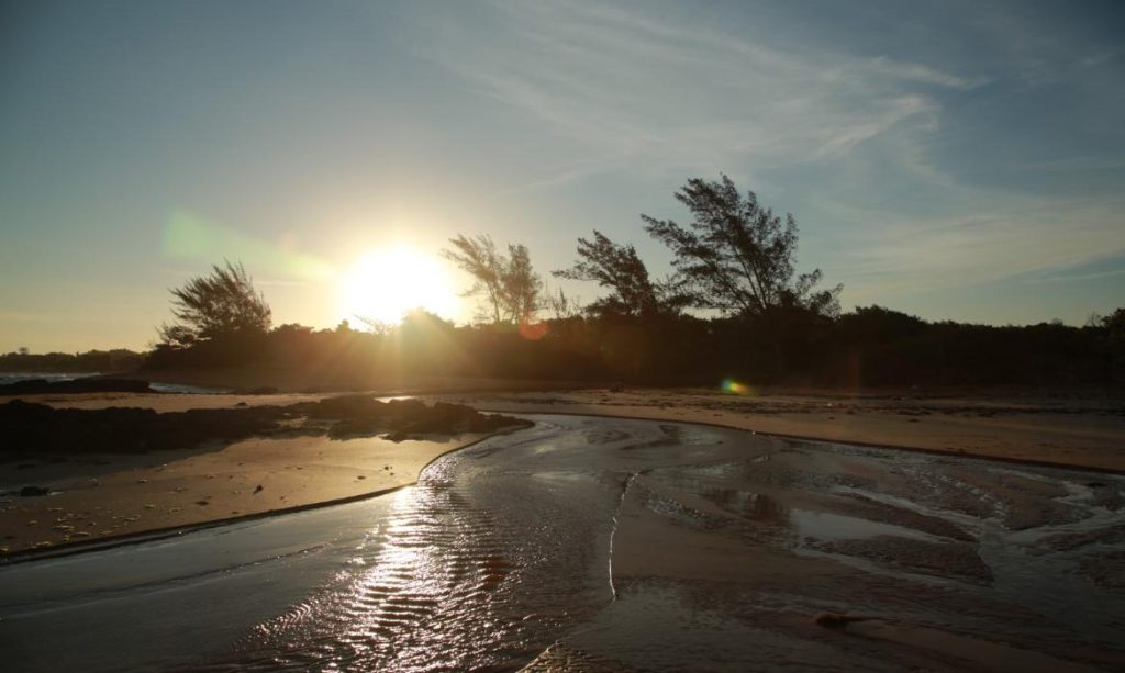 Praia de Putiri: tranquilidade e natureza preservada no litoral de Aracruz
