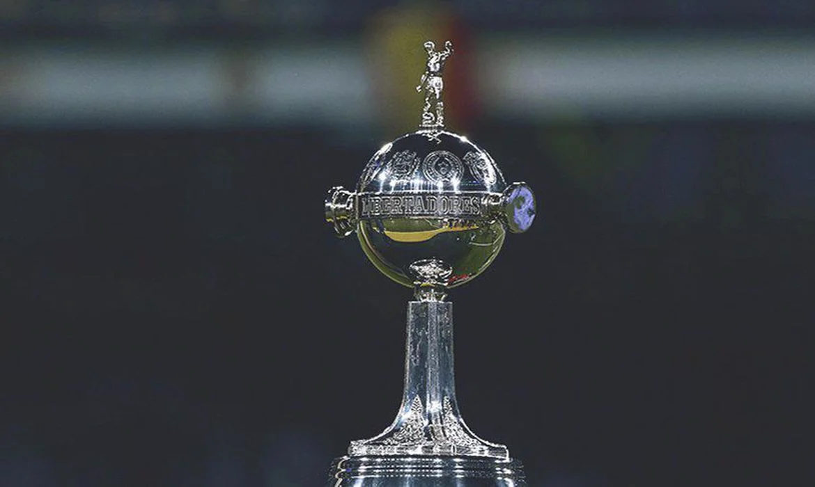 Proprietário do Inter Miami discute participação na Copa Libertadores.