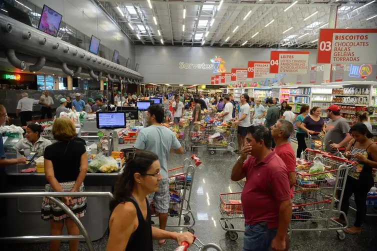 O setor supermercadista apoia as novas mudanças do vale-alimentação no novo PAT. Foto: Agência Brasil