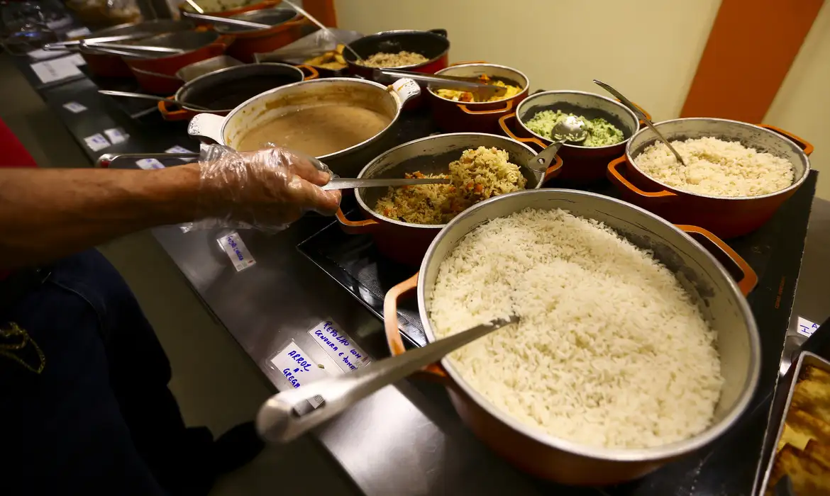 A movimentação econômica em razão do Carnaval favorece o setor de bares e restaurantes. Foto: Marcelo Camargo/Agência Brasil