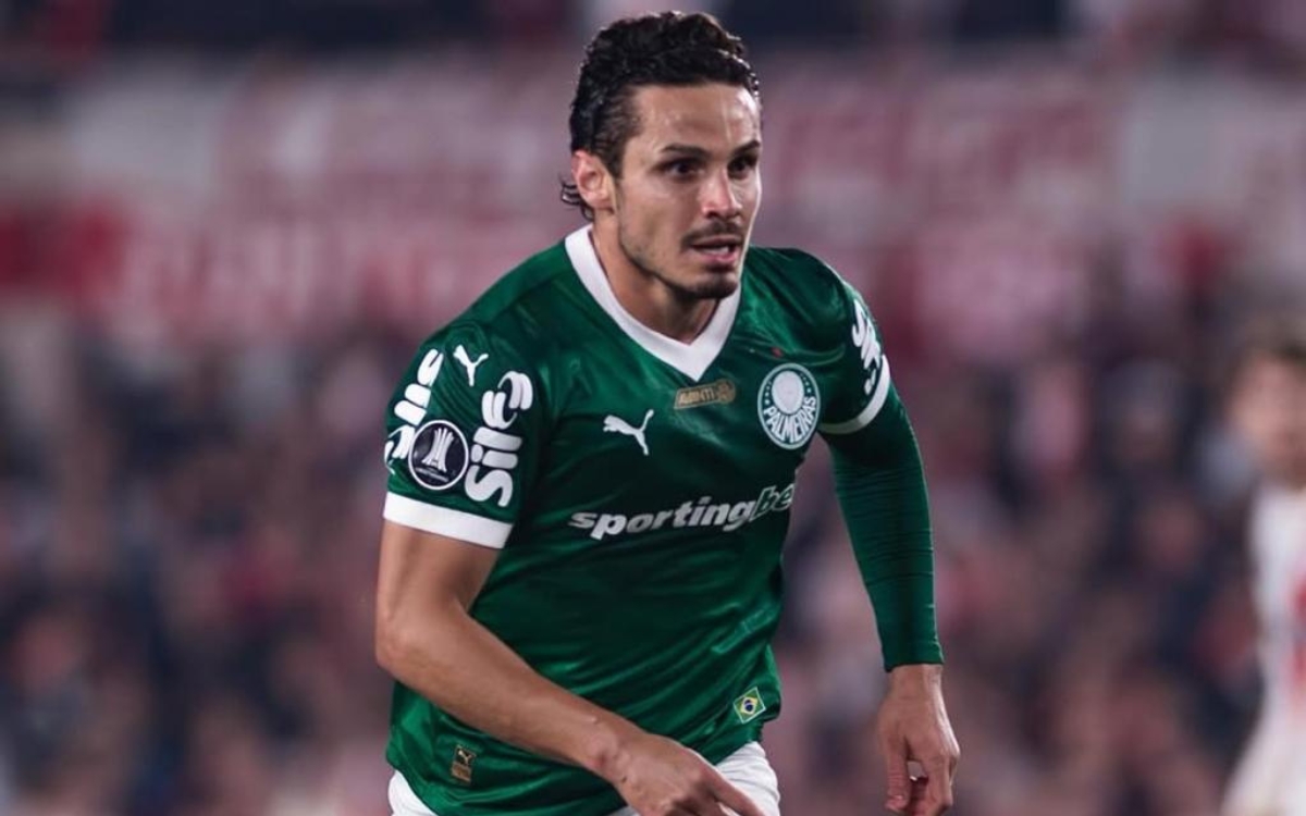 Raphael Veiga se emociona ao se despedir do Palmeiras, clube onde se tornou ídolo.