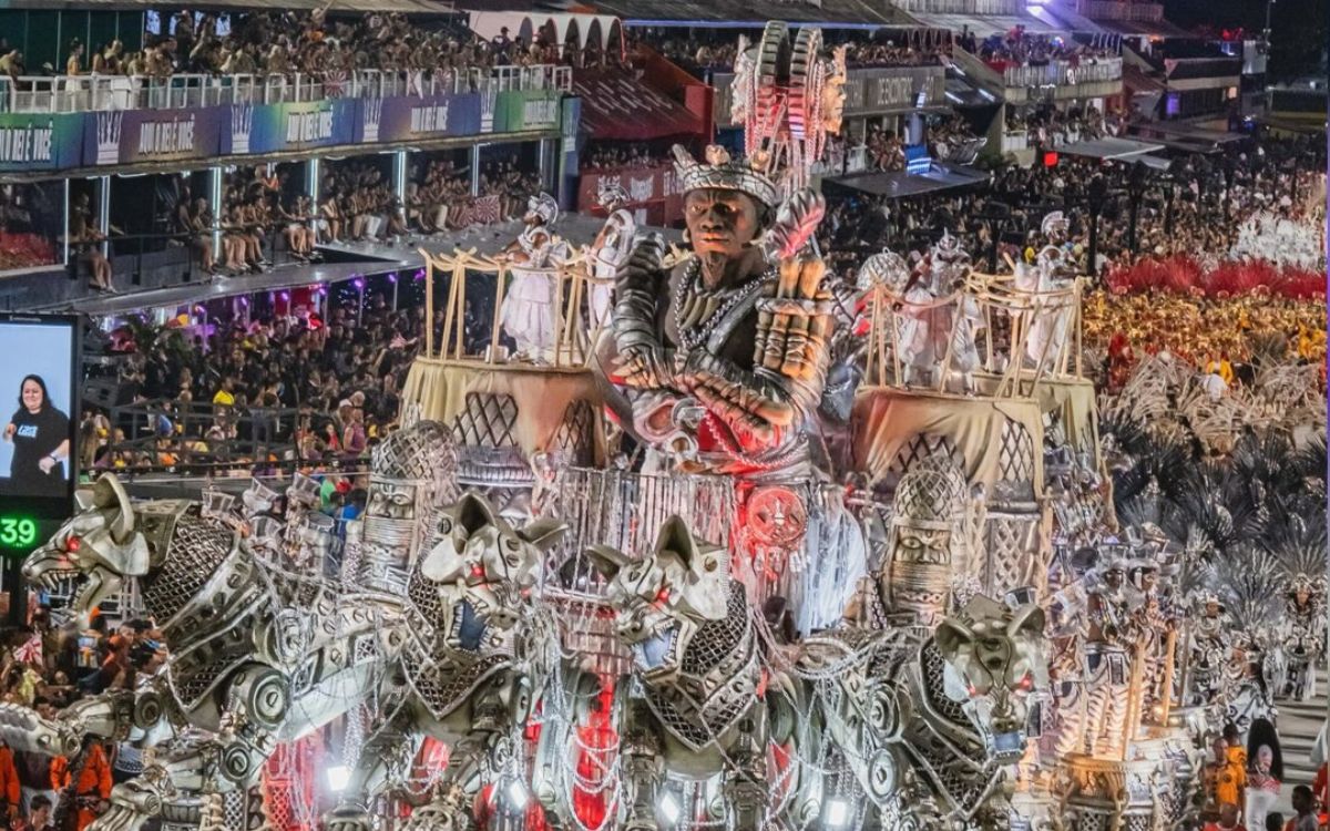 Carro alegórico da União de Maricá pega fogo após desfile, causando ferimentos em quatro pessoas.