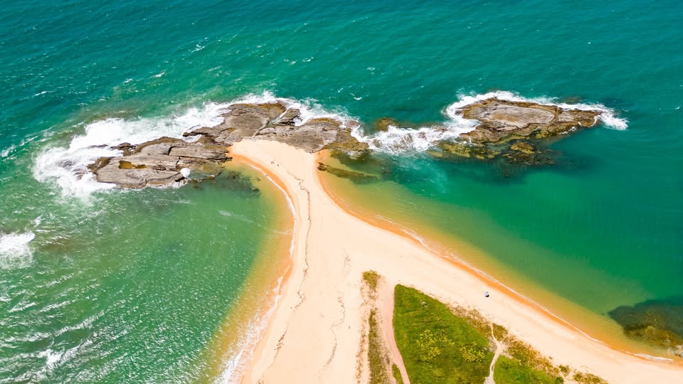 Praia de Tiquiçaba: tranquilidade no balneário de Ubu, em Anchieta