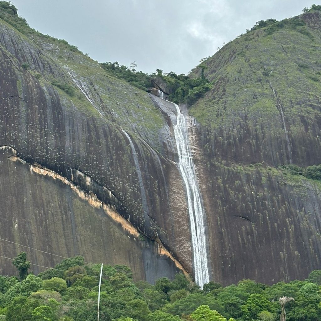 Alto Misterioso: belezas naturais em São Roque do Canaã Alto Misterioso: belezas naturais em São Roque do Canaã