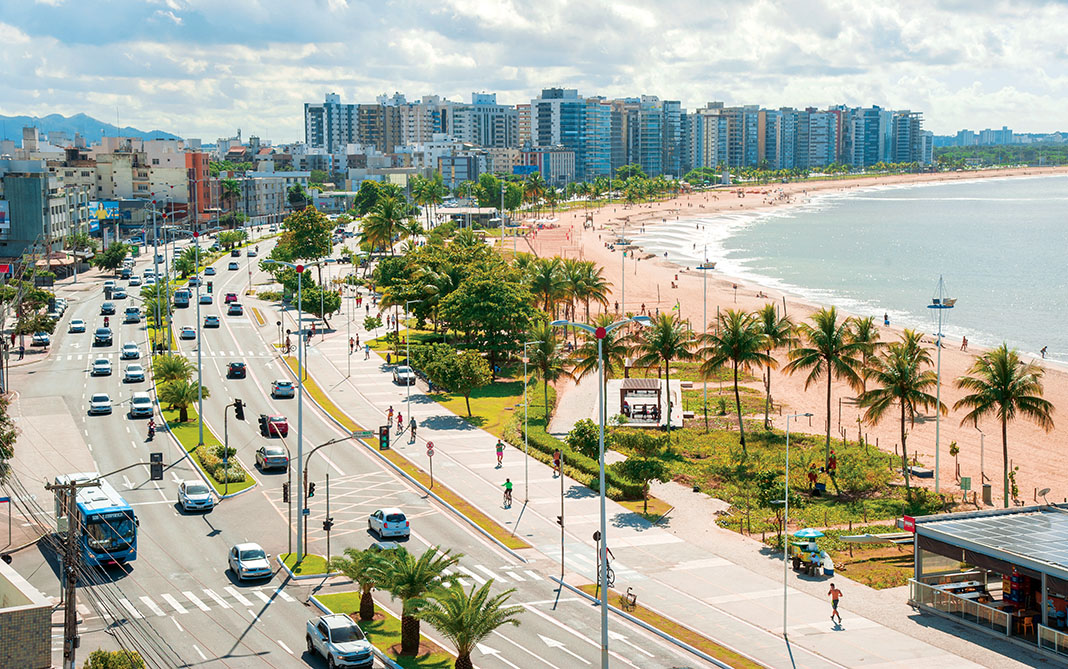 Avenida Dante Michelini, na orla de Camburi, pode ter nome alterado após projeto protocolado na Câmara de Vitória reacender debate histórico e político. Foto: Edlamara Conti