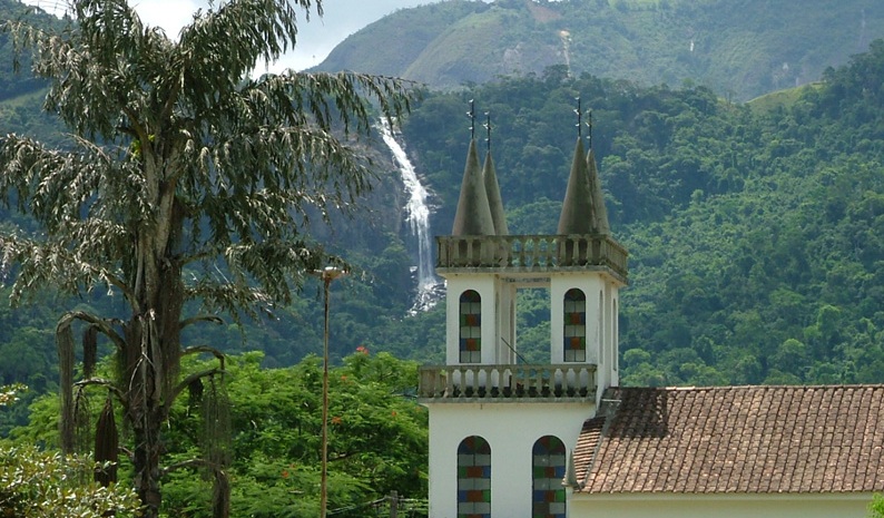Cachoeira da Prata: refúgio natural entre as montanhas de Castelo