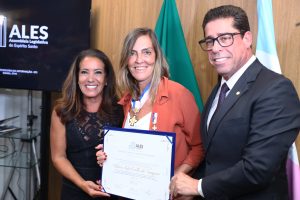 Cientista Tatiana Sampaio recebe honrarias no Espírito Santo Tatiana Sampaio é homenageada com a Comenda Domingos Martins, entregue pelo presidente Marcelo Santos e pela deputada Janete de Sá em solenidade na Assembleia Legislativa do Espírito Santo. Foto: Paula Ferreira
