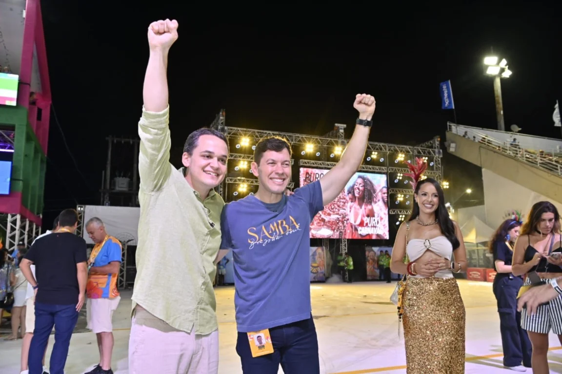 Pazolini e Arnaldinho juntos no Sambão do Povo durante o Carnaval de Vitória, em gesto que movimentou os bastidores políticos. Foto: Marcos Salles