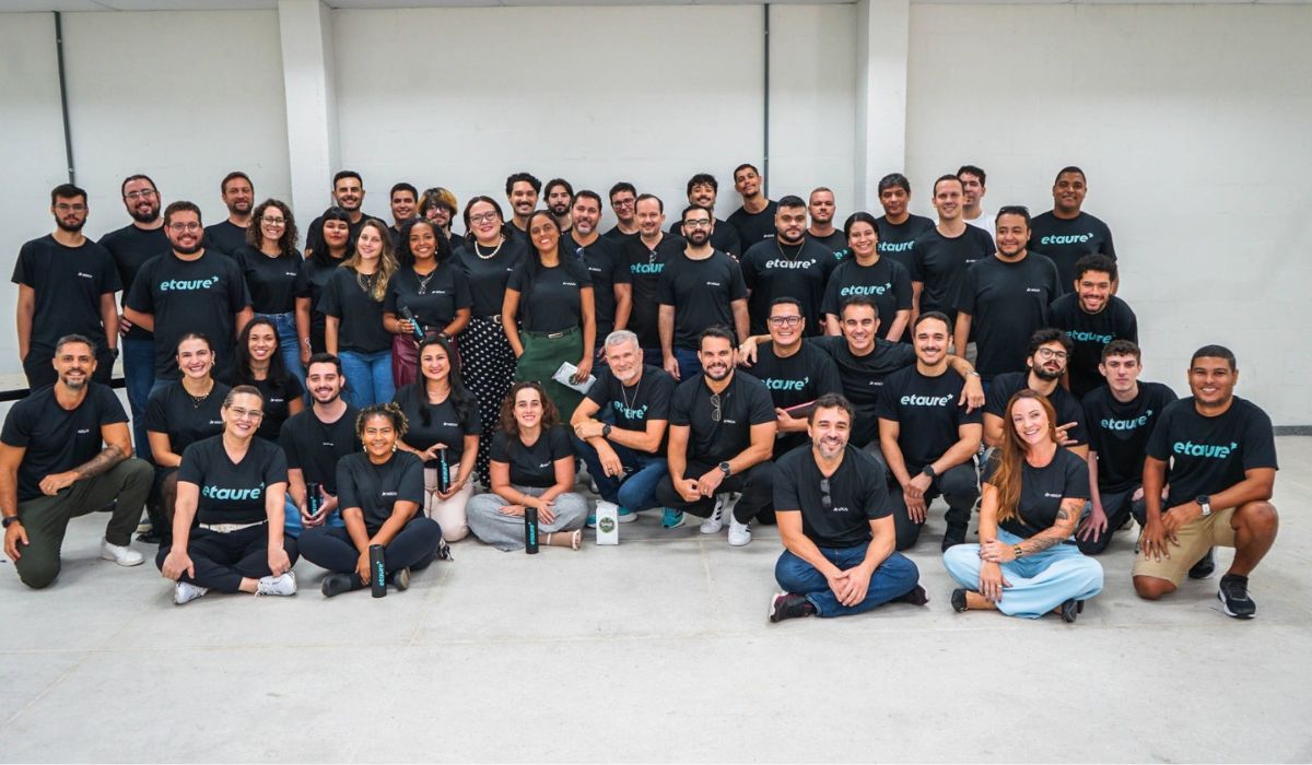 Equipes da Etaure e da Mogai durante o anúncio da fusão, realizado na CDTIV, em Vitória. Foto: divulgação