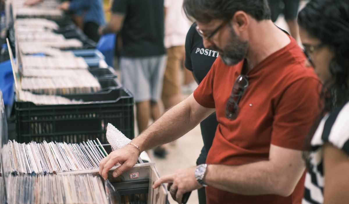 O evento exalta o charme e a fidelidade sonora dos LPs, reunindo um acervo de mais de 10 mil títulos, que vão dos clássicos do rock e da MPB. Foto: Discólotra