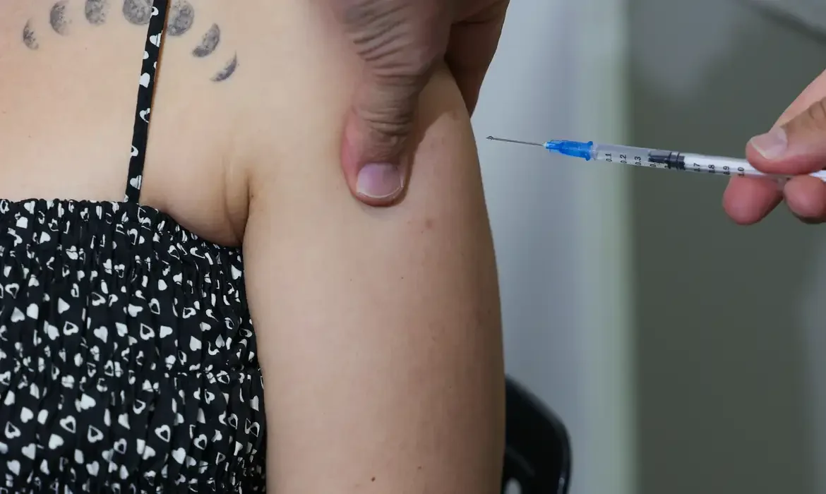 Vacina Gardasil 9 aprovada para prevenção de cânceres associados ao HPV.