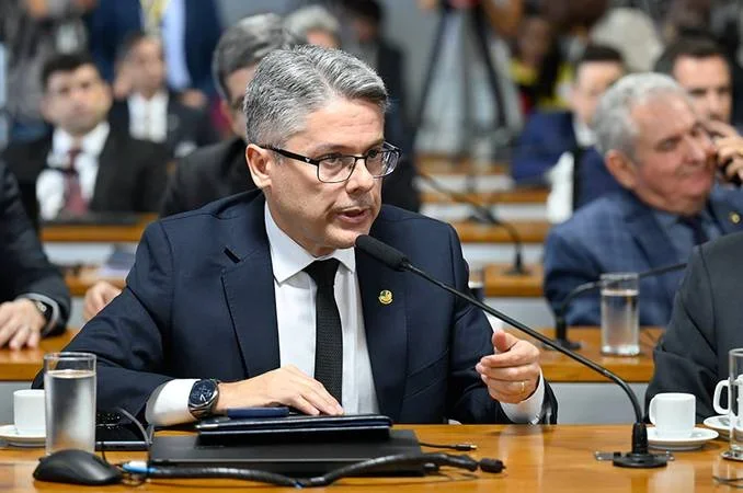 Senador Alessandro Vieira anuncia votação sobre sigilos de pessoas ligadas a Toffoli e Banco Master.
