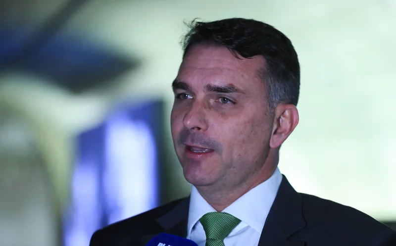 Senador Flávio Bolsonaro defende CPMI para investigar fraudes no Banco Master e INSS.