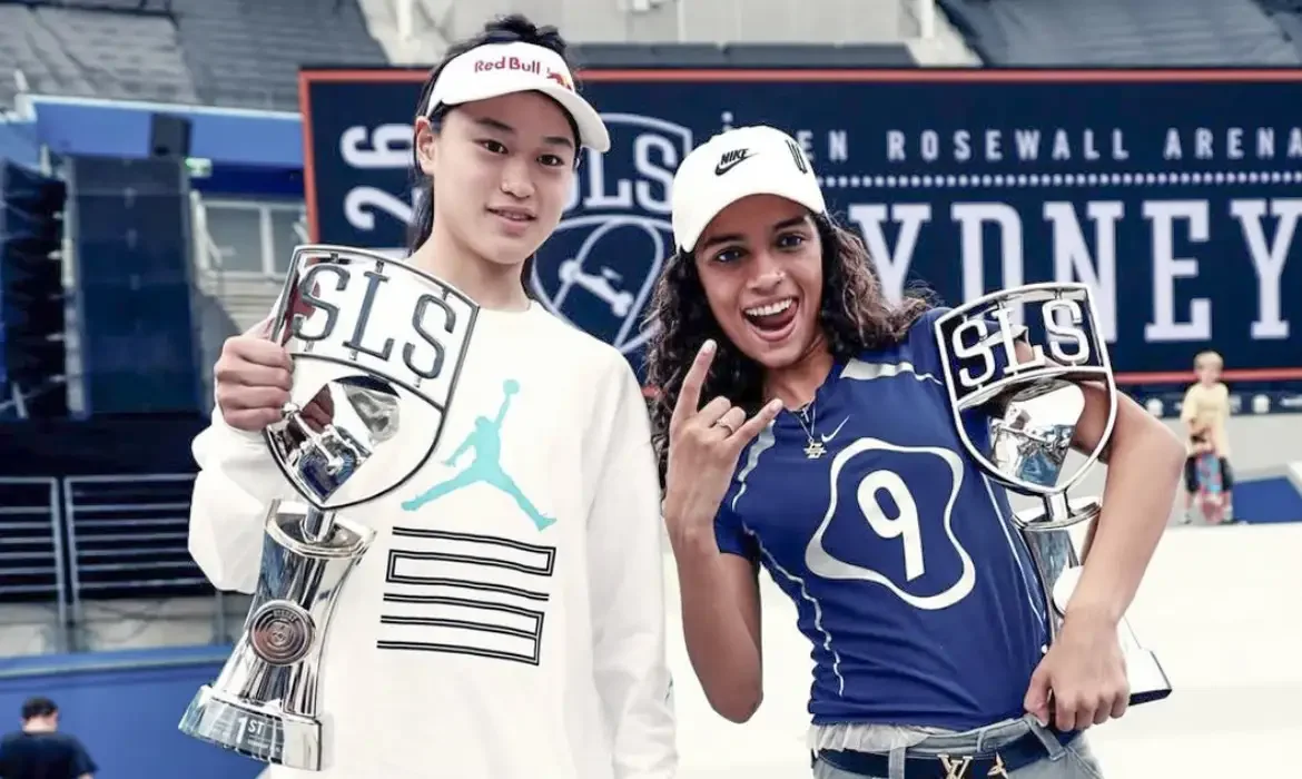 Rayssa Leal celebra vitória na primeira etapa do circuito mundial de skate em Sydney.
