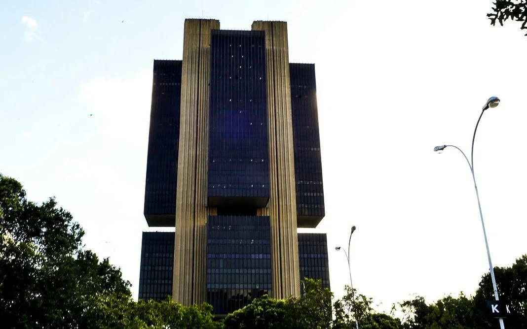 Dados sobre fluxo cambial positivo de US$ 6,56 bilhões até fevereiro de 2026.