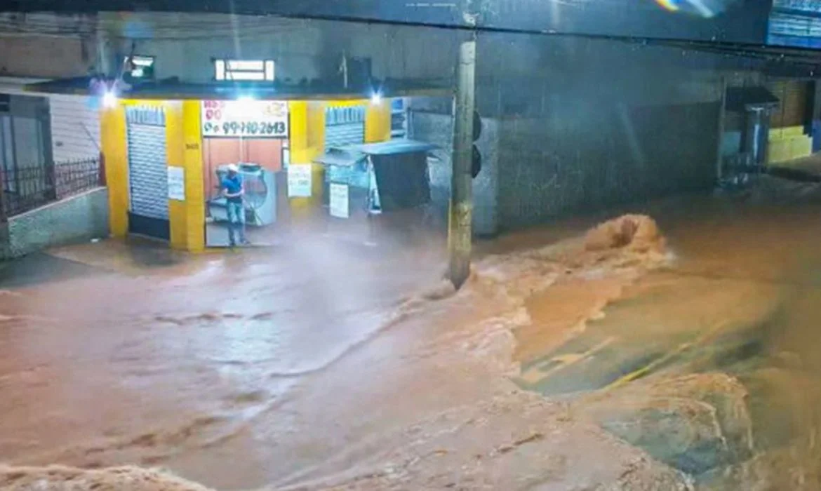 Fortes chuvas em Juiz de Fora resultam em mortes e pessoas desabrigadas na cidade.