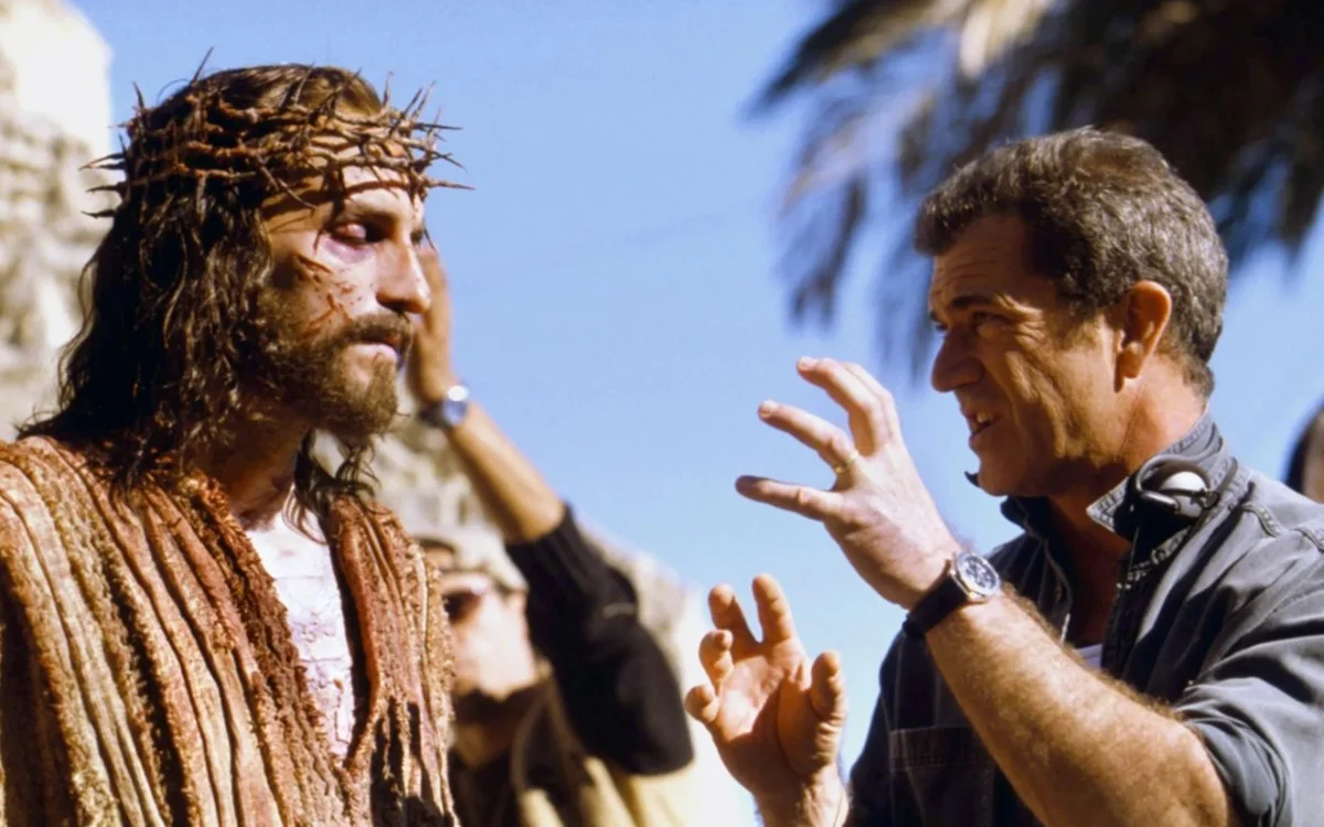 Mel Gibson e arcebispo Viganò no set da sequência A Ressurreição de Cristo.