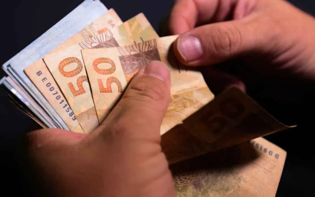 Receita Federal divulga recorde de arrecadação em janeiro de 2024, totalizando R$ 325,7 bilhões.