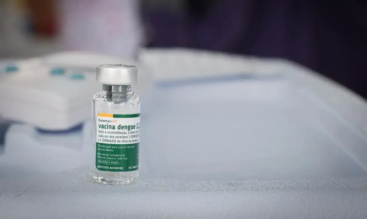 Instituto Butantan anuncia antecipação de vacinas contra dengue para o SUS em 2026.