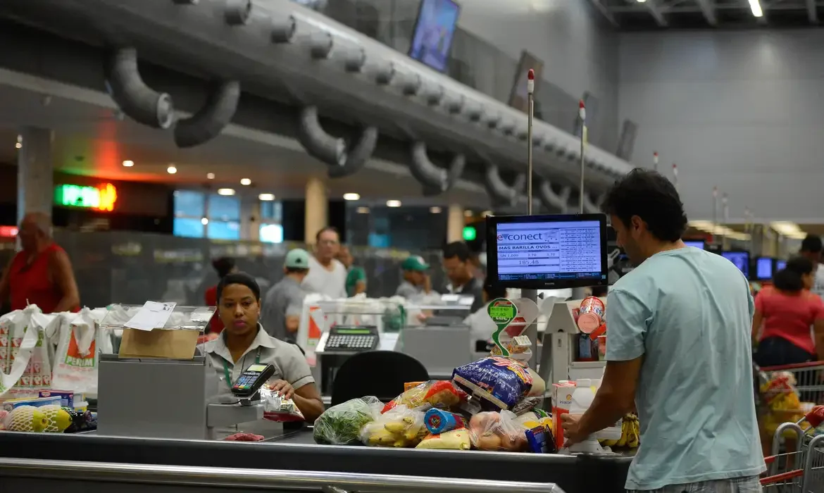Ministério do Trabalho adia regras sobre trabalho em feriados no comércio por 90 dias.