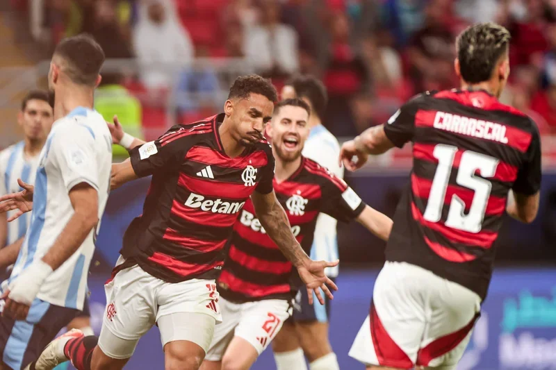 Flamengo disputa título da Recopa Sul-Americana contra Lanús no Maracanã, buscando vitória.