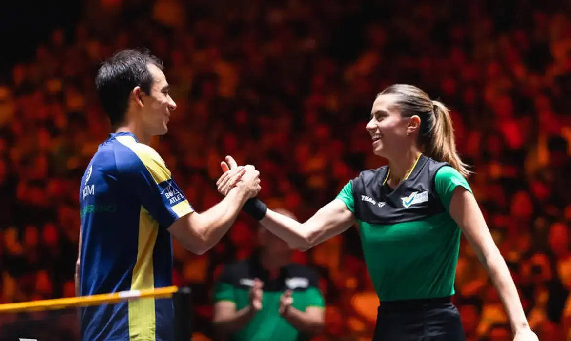 Dupla Calderashi, Hugo Calderano e Bruna Takahashi, na final do WTT Smash em Singapura.