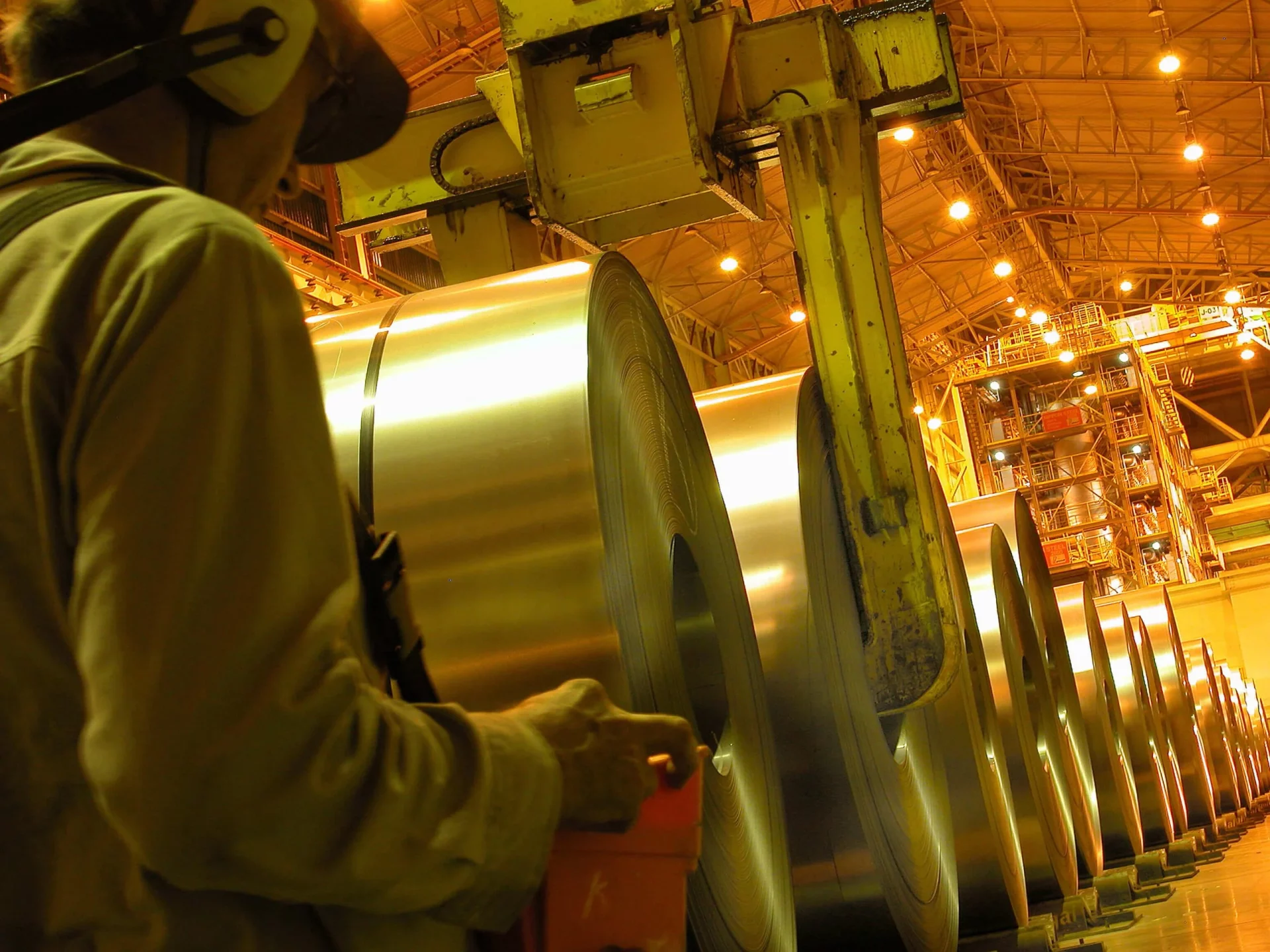 Produção de aço no Brasil cai 1,4% em janeiro de 2026, com aumento nas exportações.