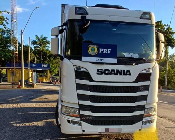 Flagrante na BR-101: motorista dirigia sob efeito de álcool e sem descanso adequado, expondo o risco invisível que circula nas estradas durante o Carnaval. Foto: Divulgação