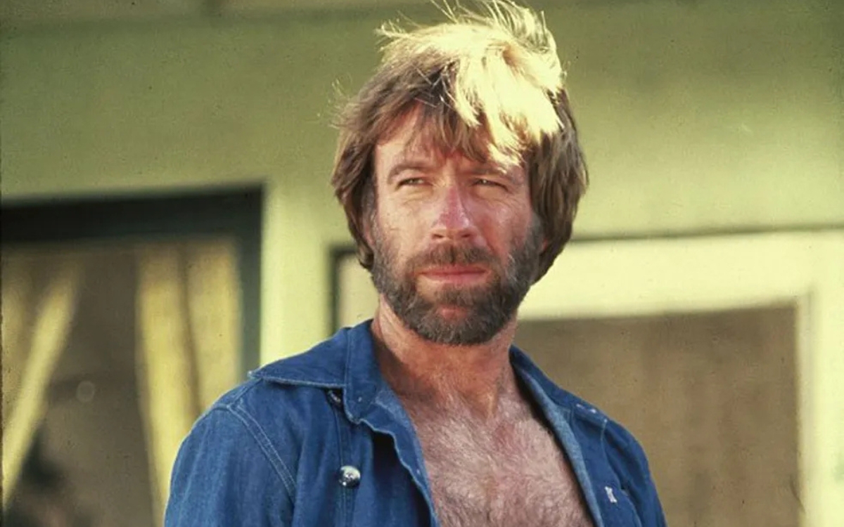 Chuck Norris, ator de filmes de ação, falece aos 86 anos em hospital no Havai.