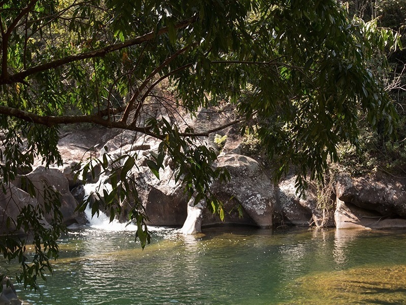 Poço Águas Verdes é paraíso de água doce em Ibitirama