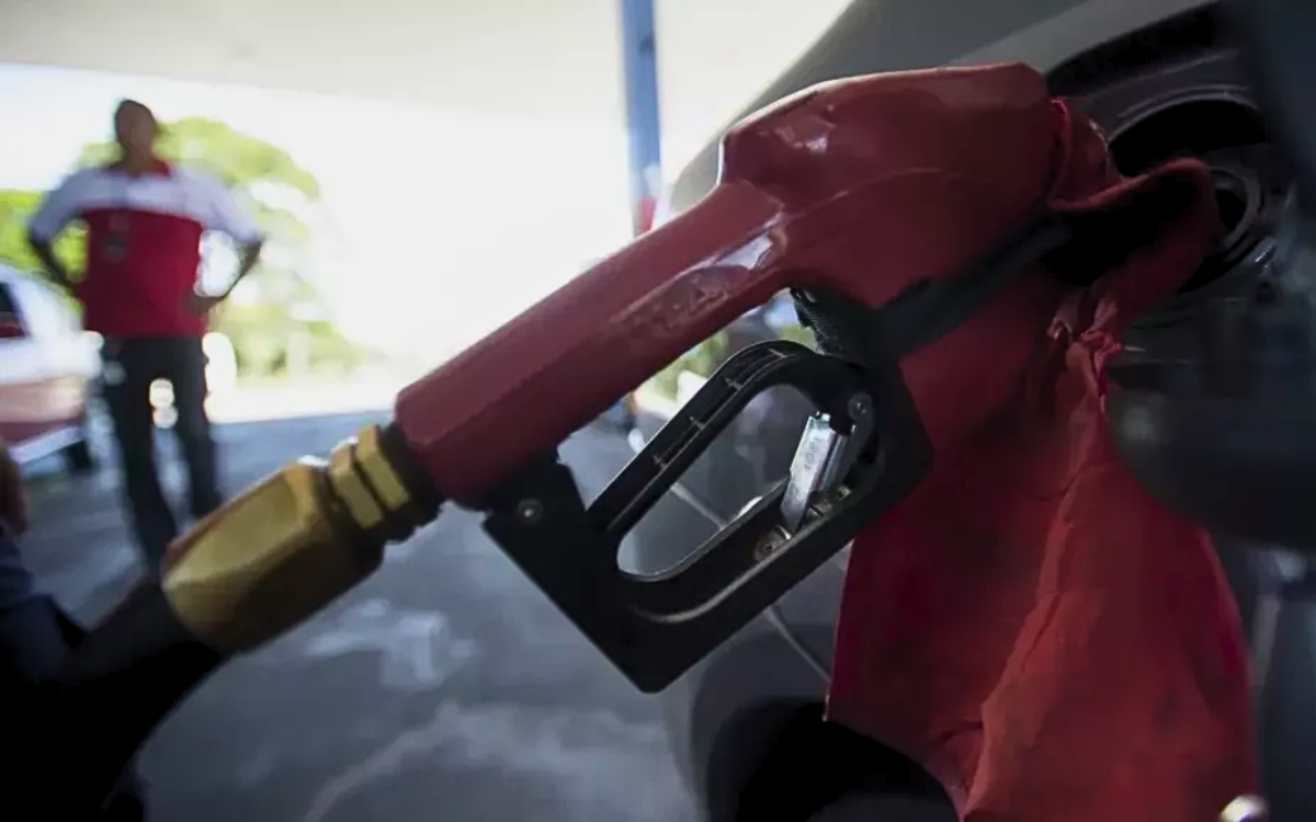 Abastecimento de veículo a diesel (Foto Marcelo Camargo/Agência Brasil)