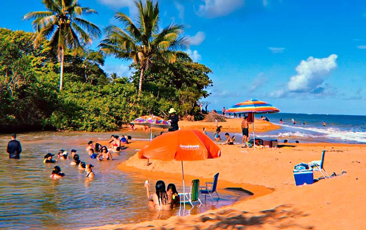 Praia do Sauê é destino tranquilo no litoral de Aracruz Praia do Sauê é destino tranquilo no litoral de Aracruz